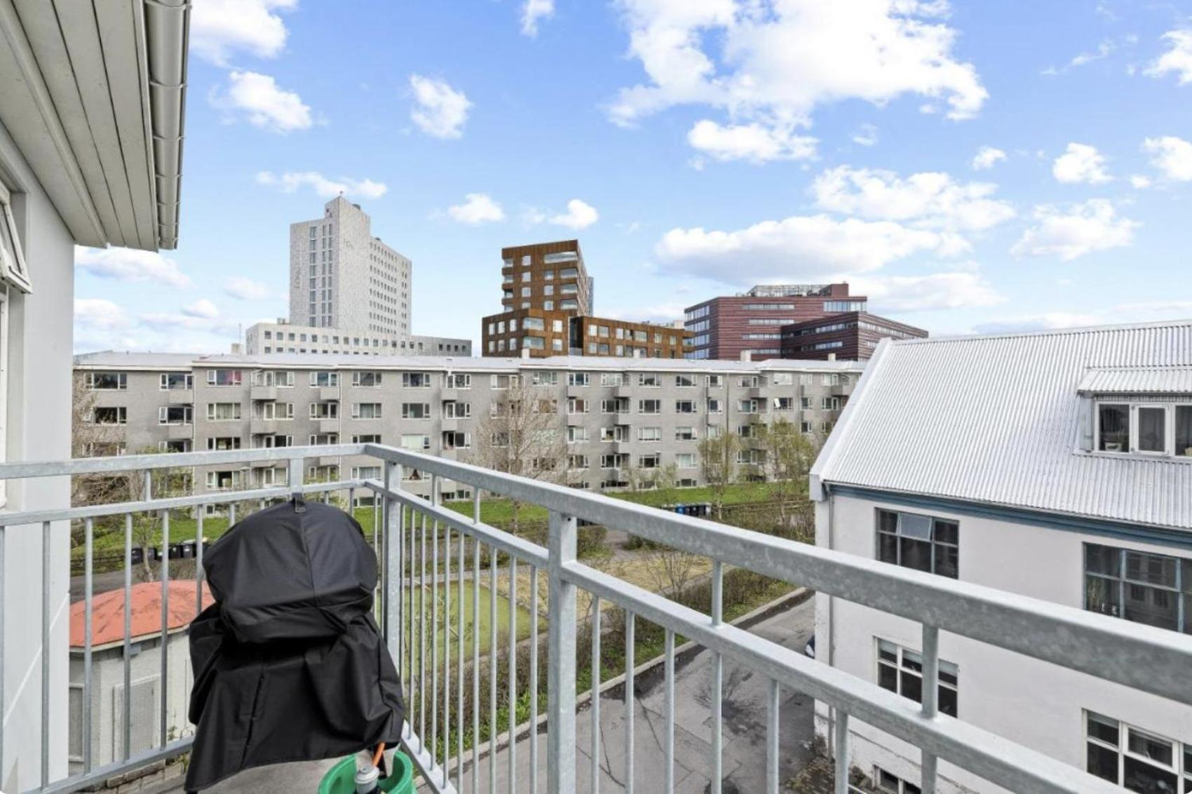 Cheerful Down Town Apartment Reykjavik Ngoại thất bức ảnh
