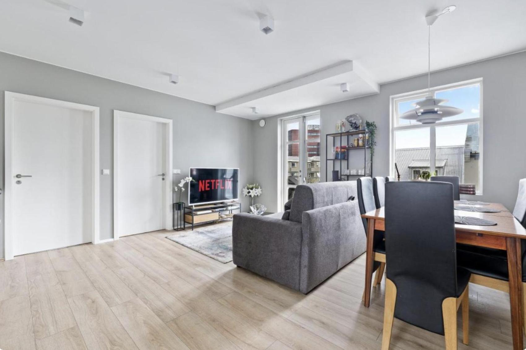 Cheerful Down Town Apartment Reykjavik Ngoại thất bức ảnh